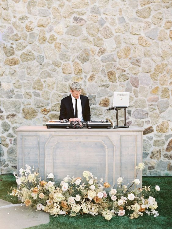 how-to-choose-between-a-wedding-band-or-dj-the-pros-vs-cons-of-both