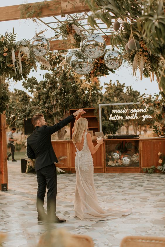 how-to-choose-between-a-wedding-band-or-dj-the-pros-vs-cons-of-both